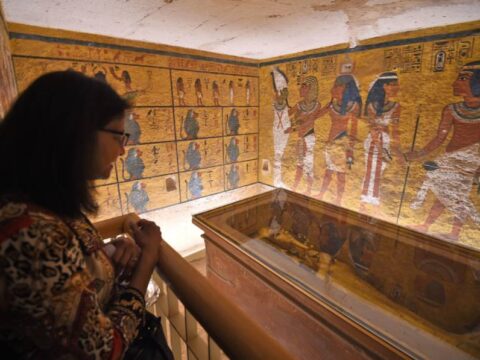 glass case tomb of king tut