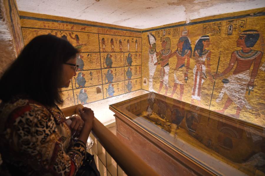 glass case tomb of king tut