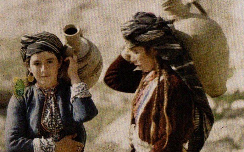 فتاتان من اكراد العراق عام 1917