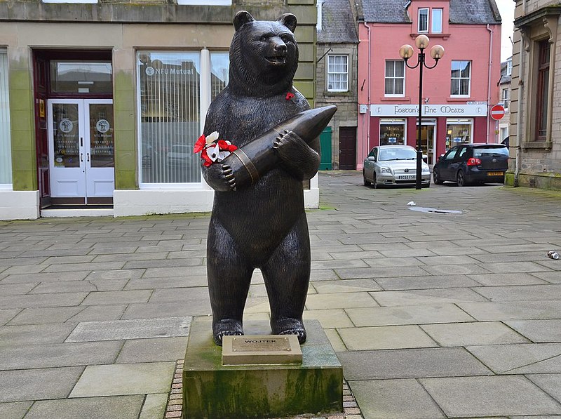 800px Wojtek statue in Duns — Geograph 5305348 by Jim Barton