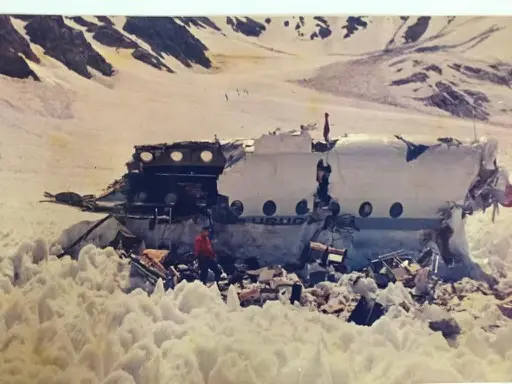 روبرتو كانيسا في موقع تحطم طائرة جبال الأنديز عام 1972