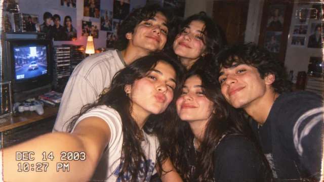 صورة تعبيرية مولدة بالذكاء الاصطناعي لأصدقاء في غرفة بأجواء عام 2003