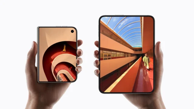 صورة رسمية من Apple لهاتف iPhone Duo تعرض الشاشة الخارجية والشاشة الداخلية بعد الفتح بين اليدين