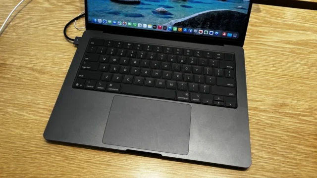 جهاز MacBook Pro سابق مقاس 14 بوصة بمعالج M5 ولون أسود، مصور من أعلى؛ صورة سياقية وليست للطراز الجديد بشاشة لمس