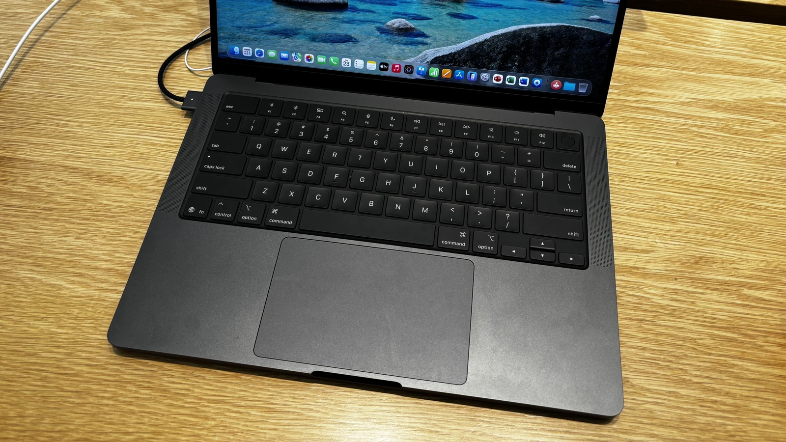 MacBook Pro بشاشة لمس أم M6: أيهما يستحق الشراء؟ 1 جهاز MacBook Pro سابق مقاس 14 بوصة بمعالج M5 ولون أسود، مصور من أعلى؛ صورة سياقية وليست للطراز الجديد بشاشة لمس