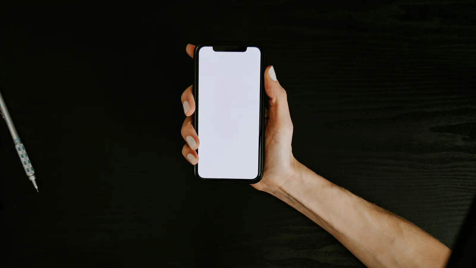 GOV.UK One Login Security Code Not Working? Fix SMS, Email and Authenticator Problems 2 Person holding a smartphone with a blank screen while checking an authentication problem