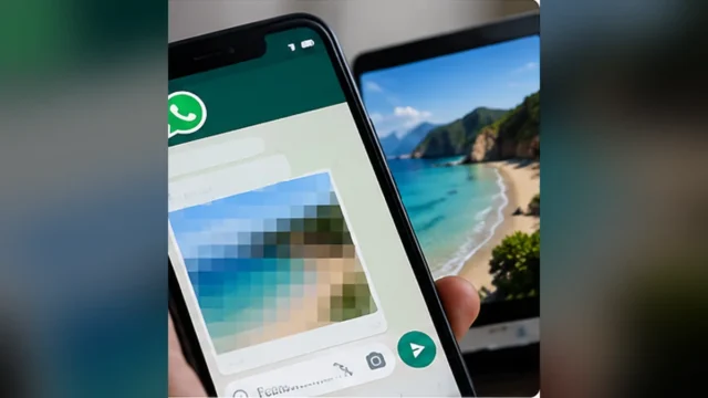 هاتف يعرض صورة شاطئ منخفضة الجودة أمام نسخة أوضح على شاشة أخرى